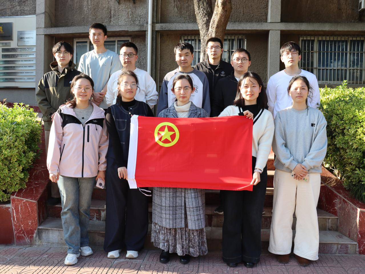 净美办公 党团同行——设计团支部组织开展美化办公环境志愿服务...