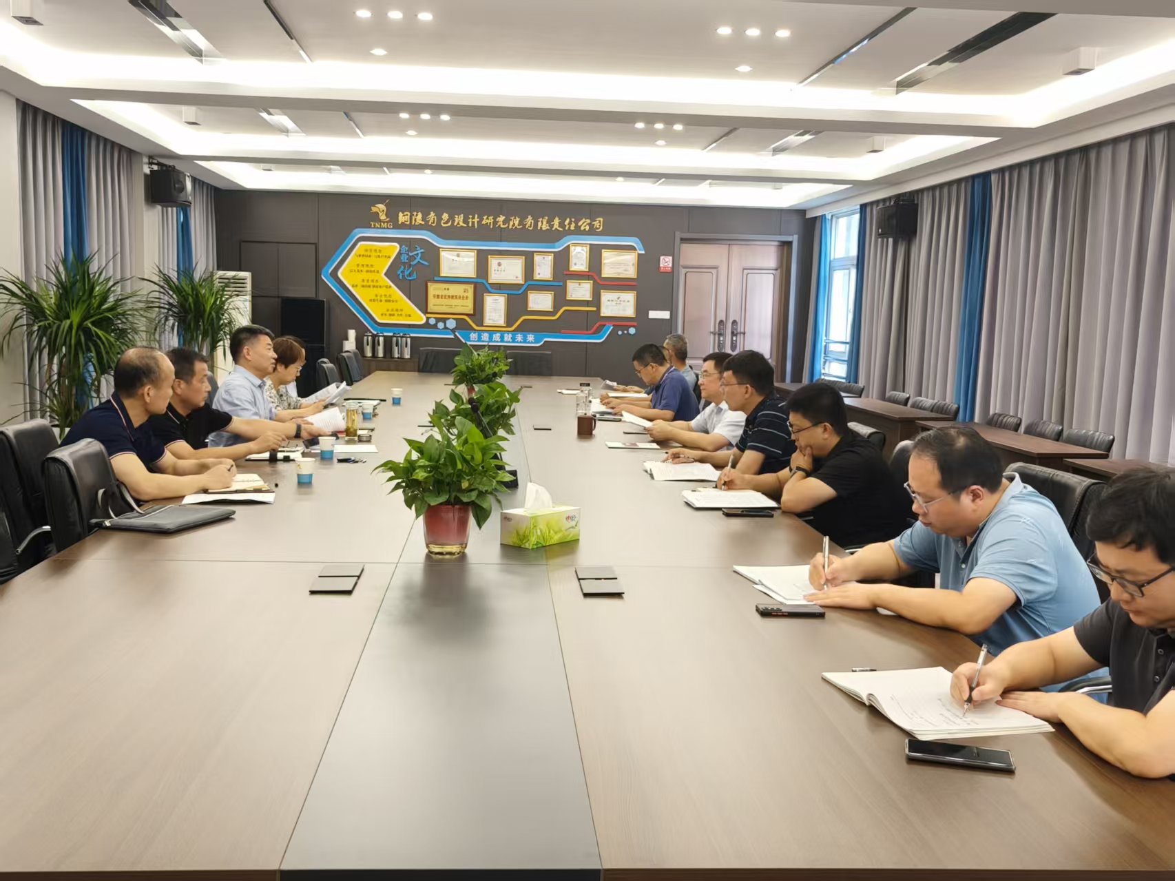 集团公司总经理助理李新到设计院调研